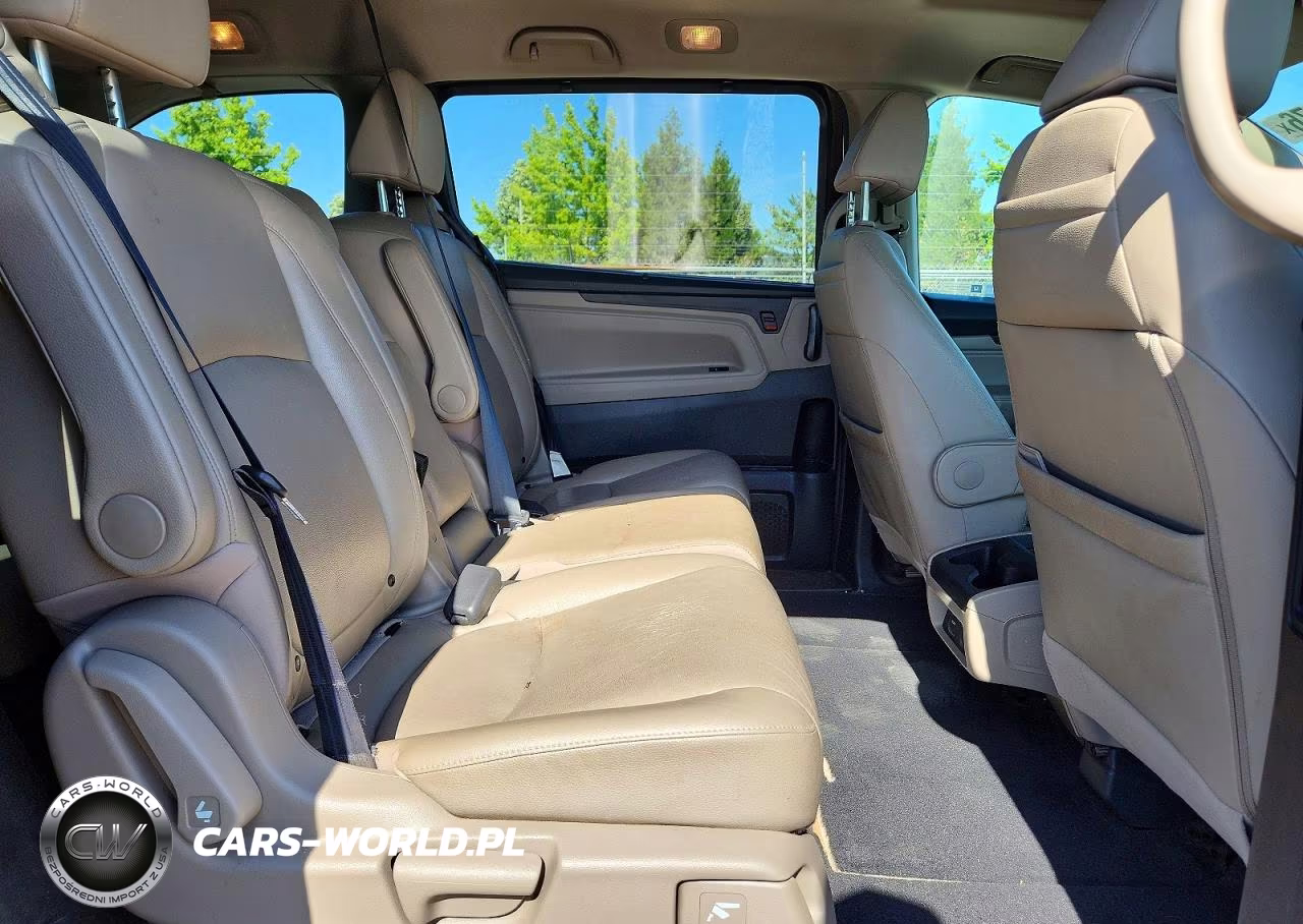 2018 Honda Odyssey Touring VIN:5FNRL6H86JB023748 - 11