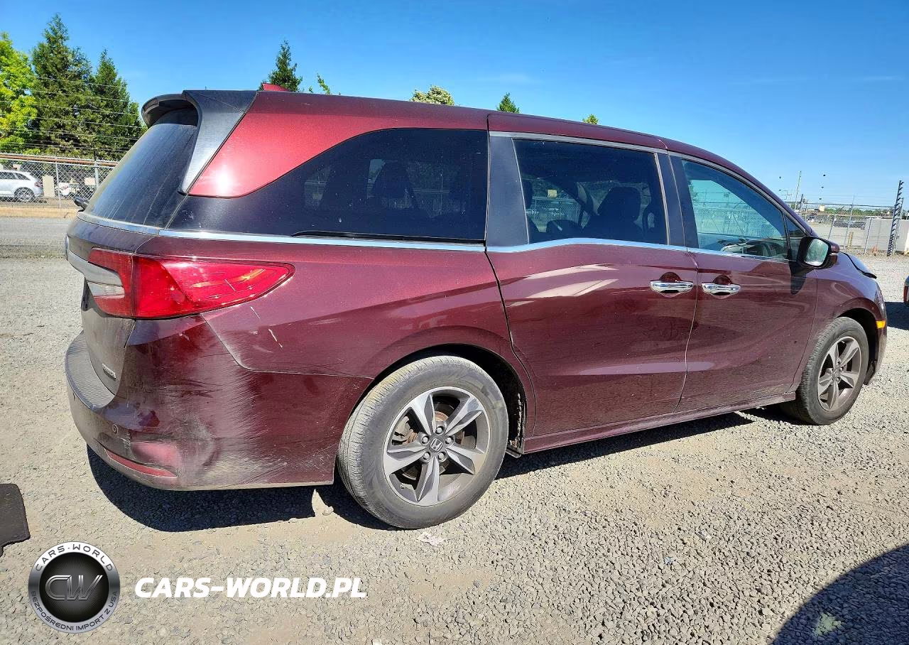 2018 Honda Odyssey Touring VIN:5FNRL6H86JB023748 - 3