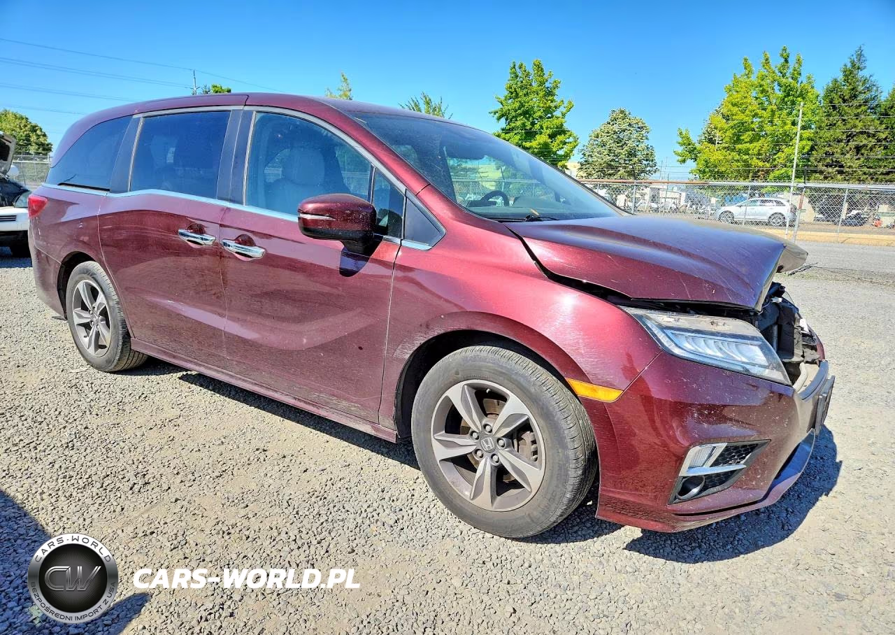 2018 Honda Odyssey Touring VIN:5FNRL6H86JB023748 - 4