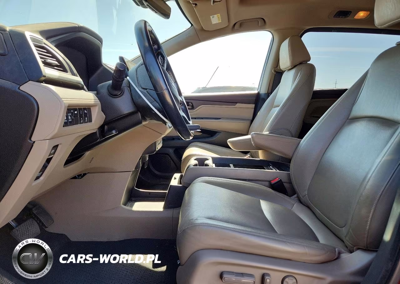 2018 Honda Odyssey Touring VIN:5FNRL6H86JB023748 - 7