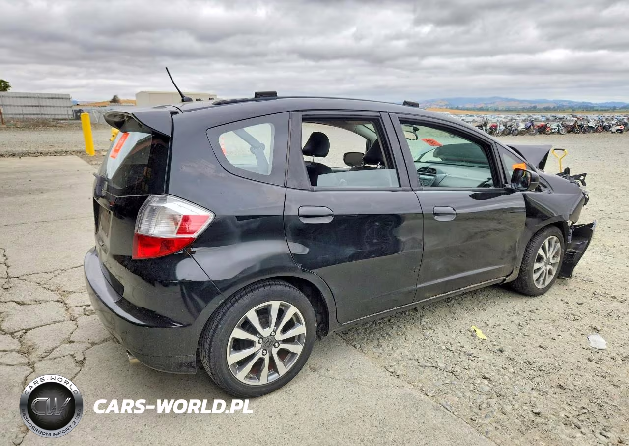 2013 Honda Fit Sport VIN:JHMGE8H59DC007353 - 3