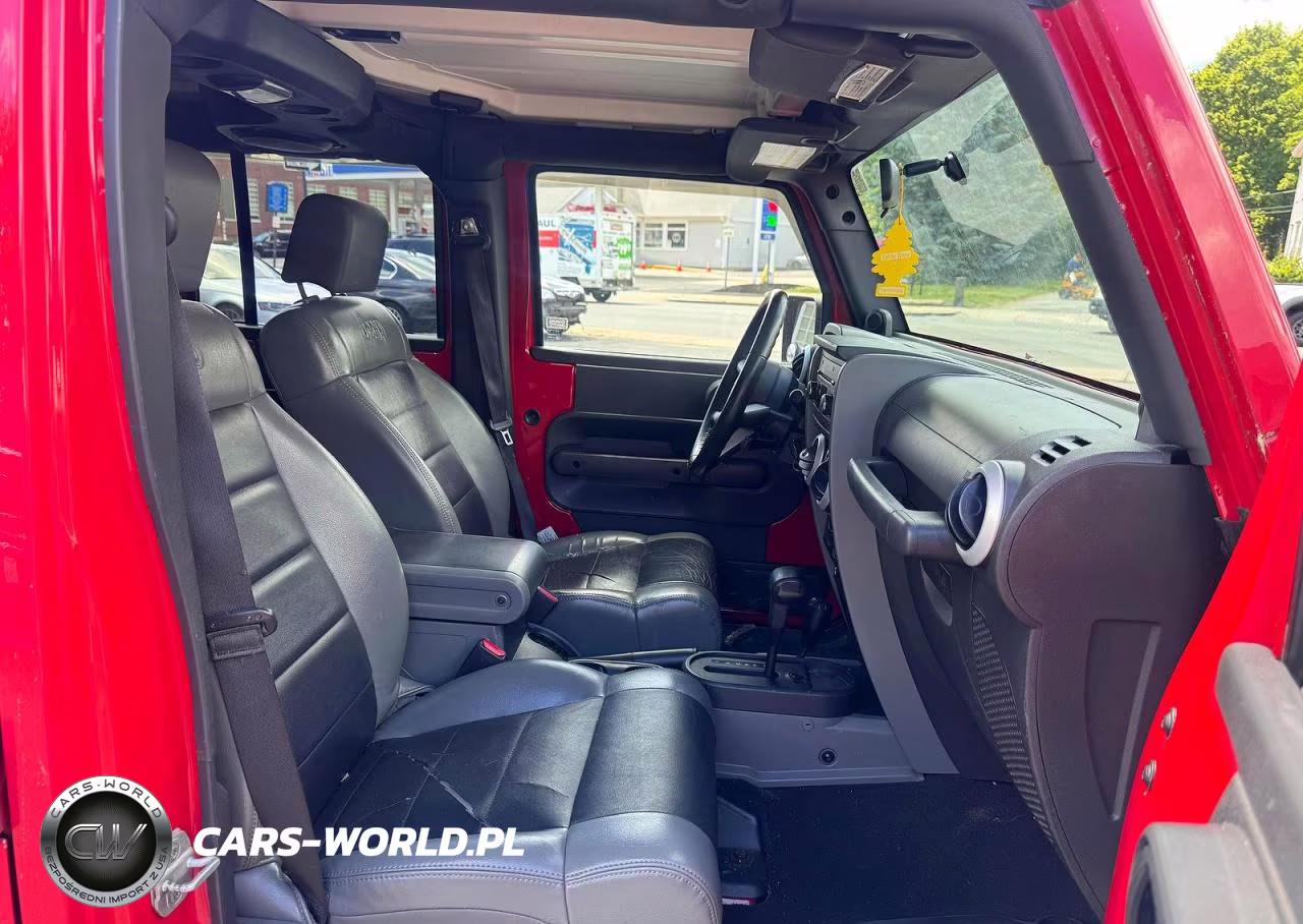 2010 Jeep Wrangler Unlimited Sahara VIN:1J4BA5H16AL215165 - 5