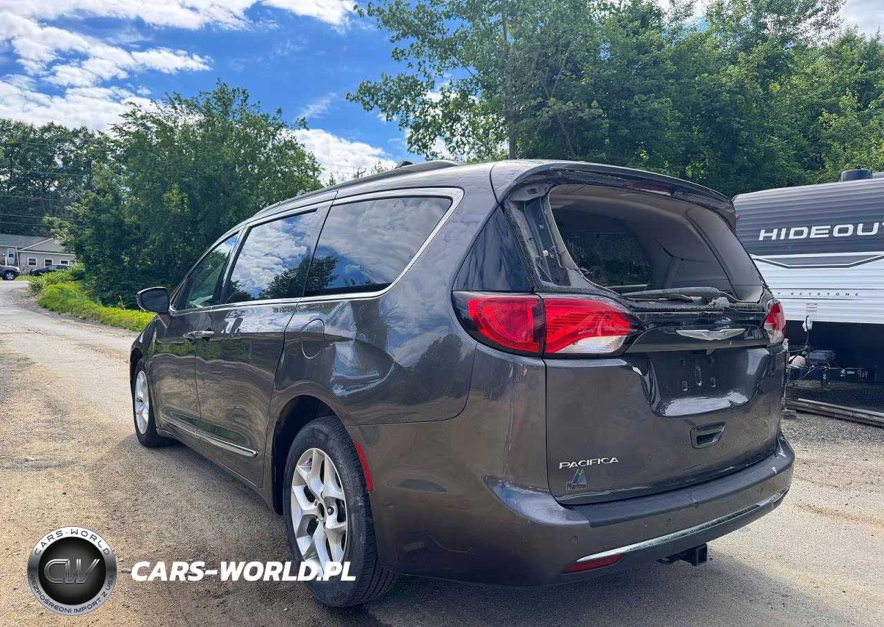 2017 Chrysler Pacifica Touring L VIN:2C4RC1BG8HR803588 - 3