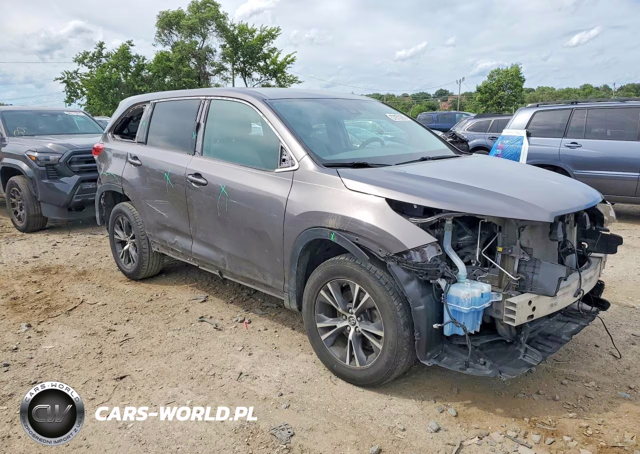 2019 Toyota Highlander Le VIN:5TDZARFH9KS056945 - 4