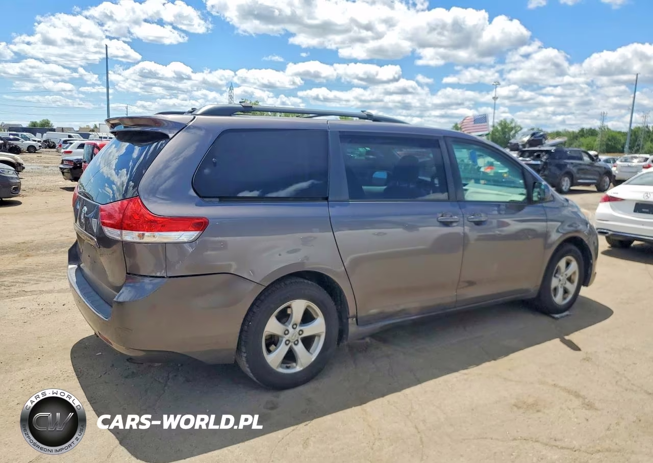 2011 Toyota Sienna Le VIN:5TDKK3DC3BS055664 - 3
