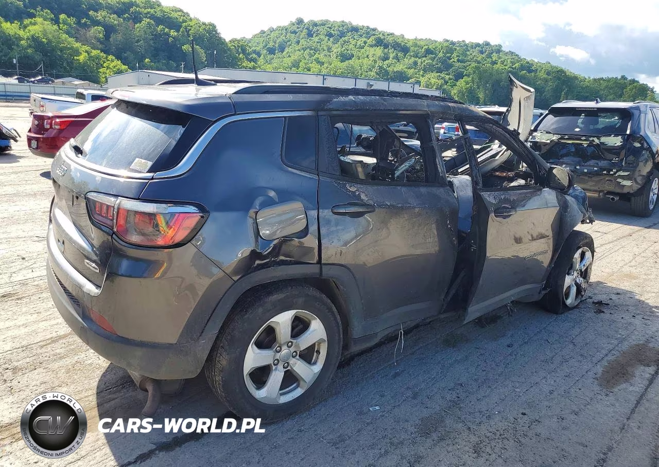2019 Jeep Compass Latitude VIN:3C4NJDBB8KT696301 - 3