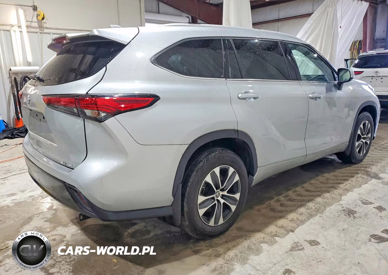 2022 Toyota Highlander Xle VIN:5TDHZRBH5NS163425 - 3