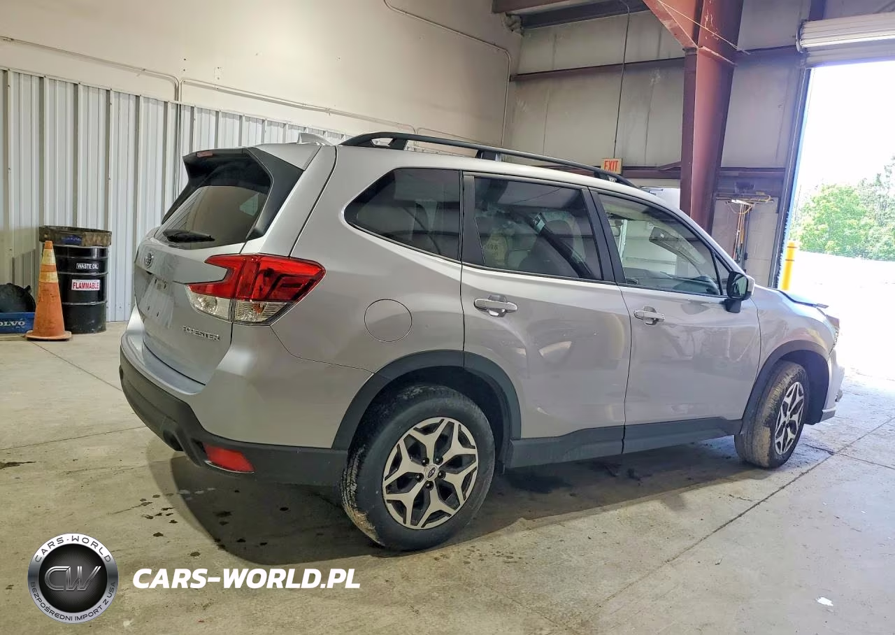 2023 Subaru Forester Premium VIN:JF2SKADC8PH513359 - 3