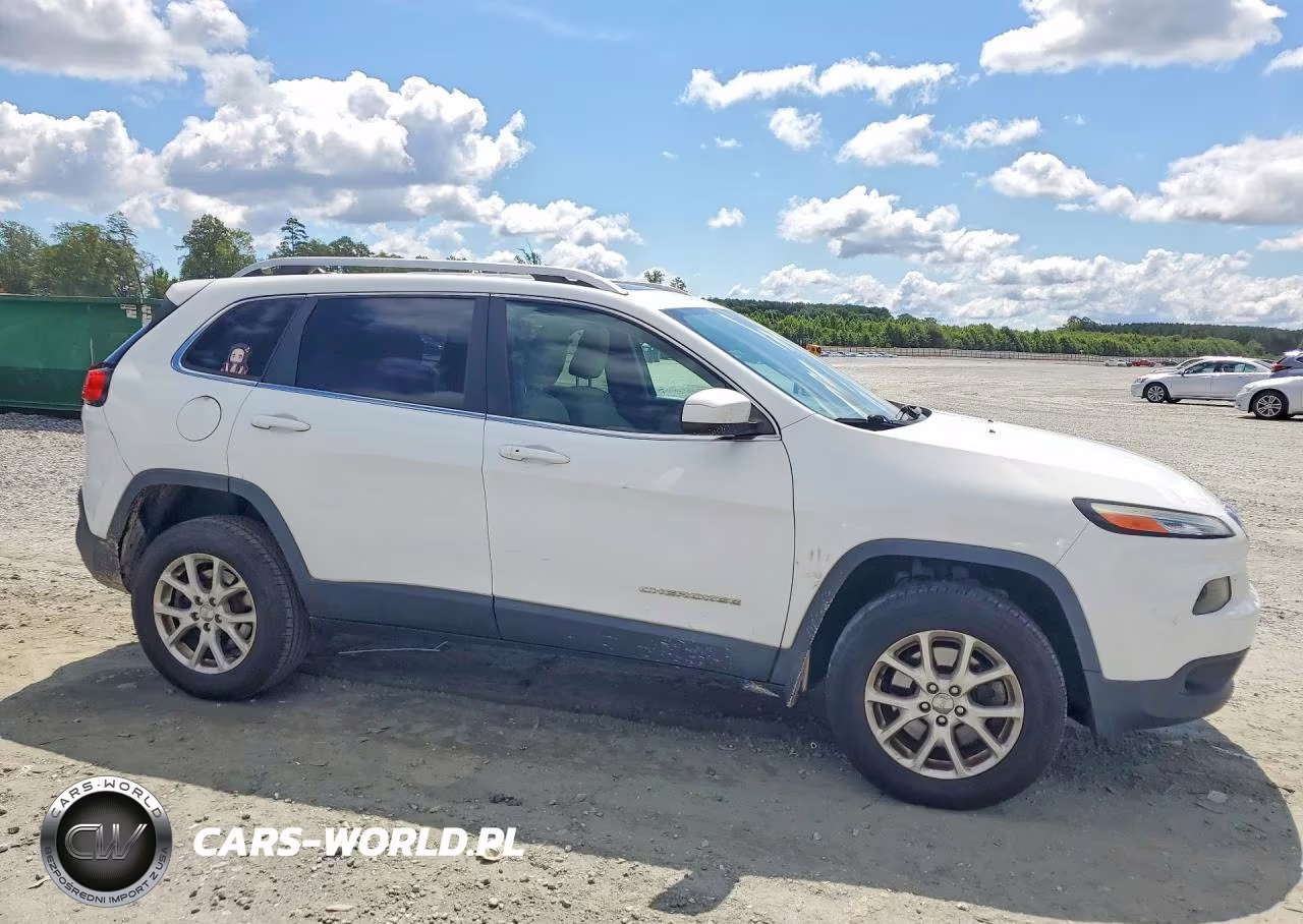2015 Jeep Cherokee Latitude VIN:1C4PJMCS7FW725858 - 4