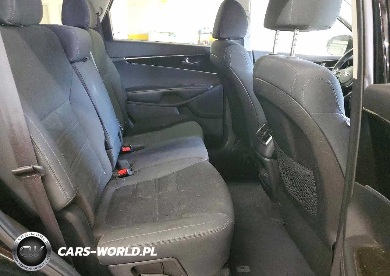 2019 Kia Sorento L VIN:5XYPG4A32KG576258 - 11