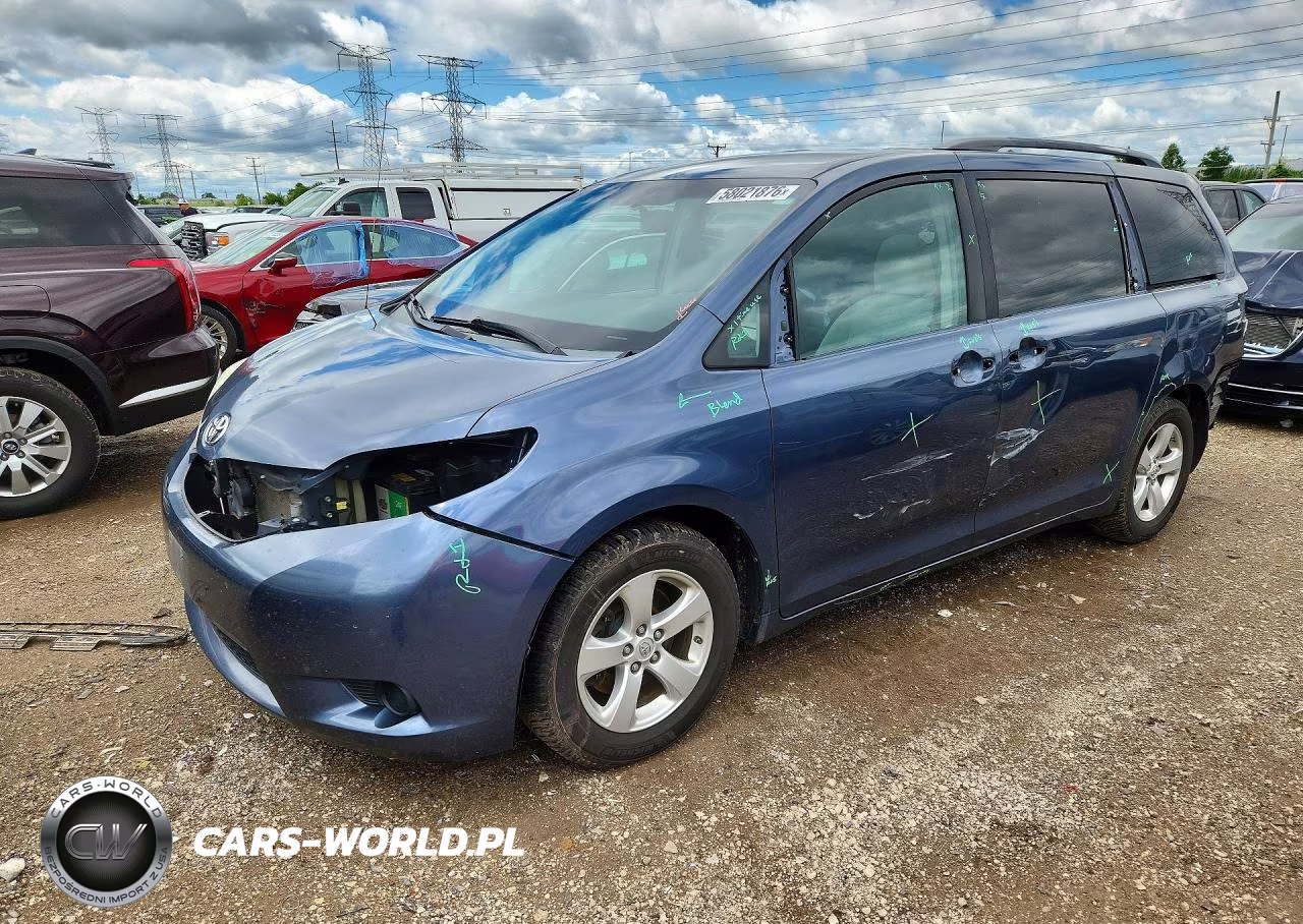 2013 Toyota Sienna Le – zdjęcie 1 z 13