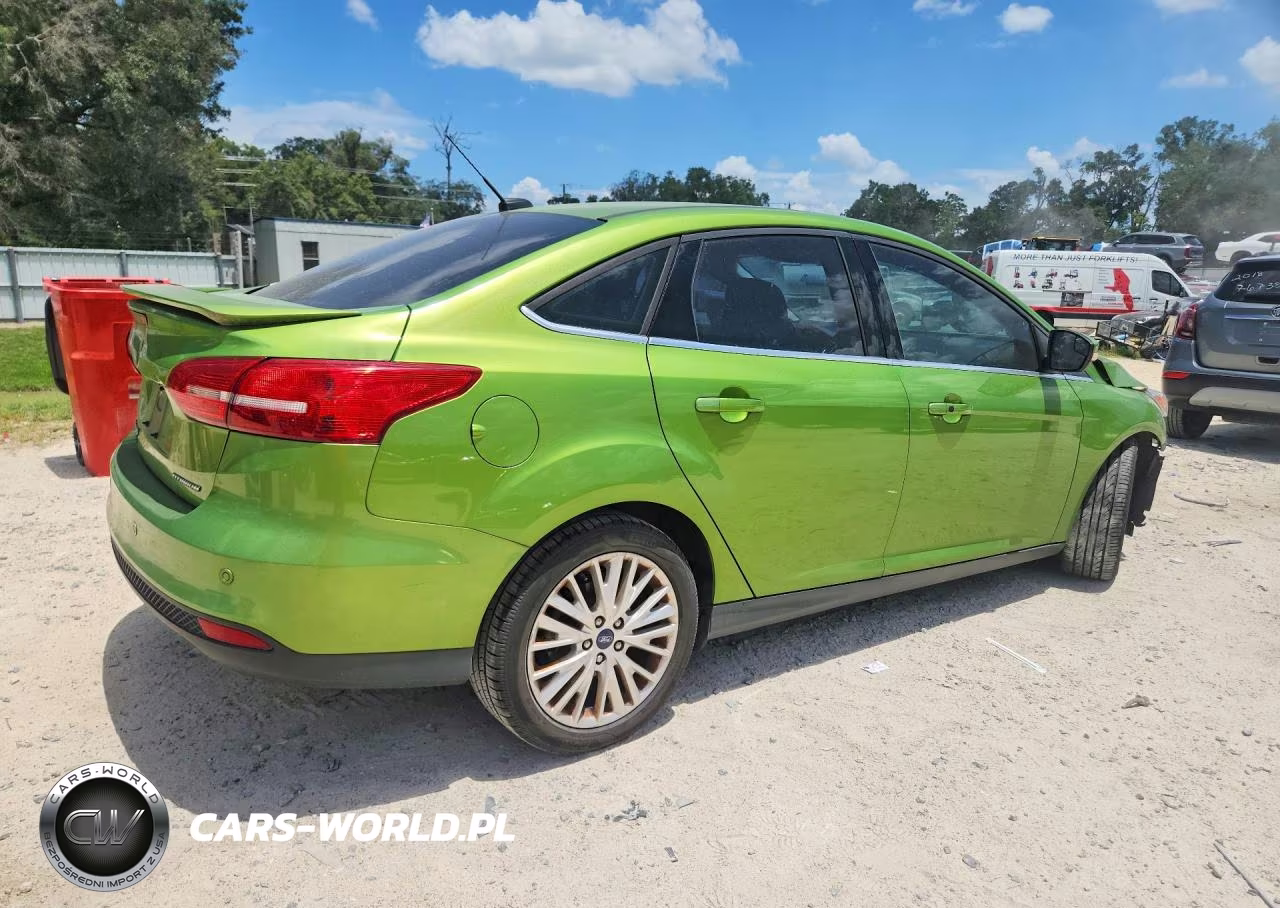 2018 Ford Focus Titanium VIN:1FADP3J2XJL294754 - 3