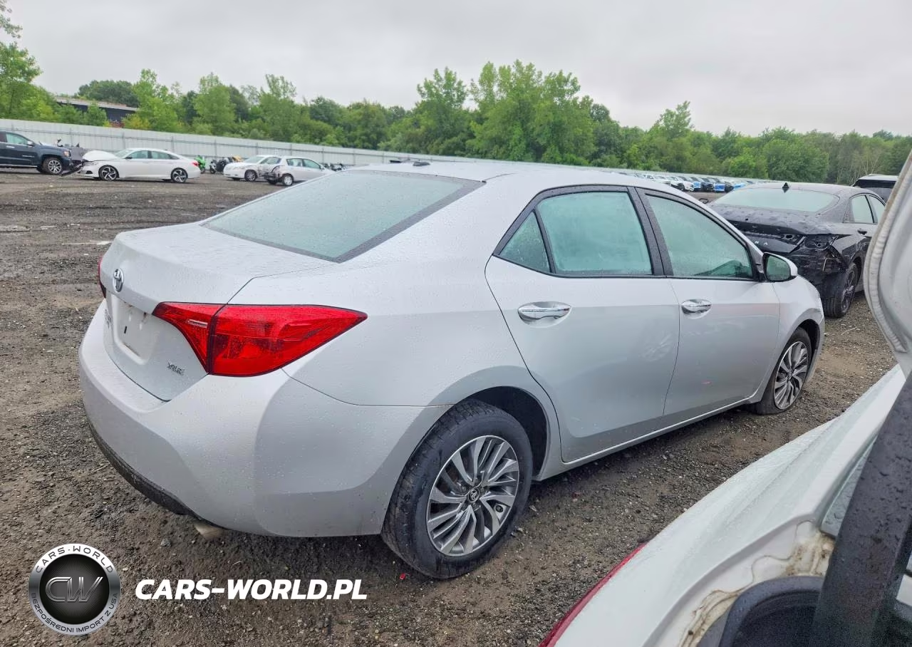 2018 Toyota Corolla Xle VIN:2T1BURHE5JC047484 - 3