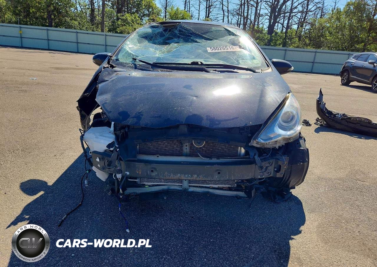 2015 Toyota Prius C Two VIN:JTDKDTB32F1104577 - 5