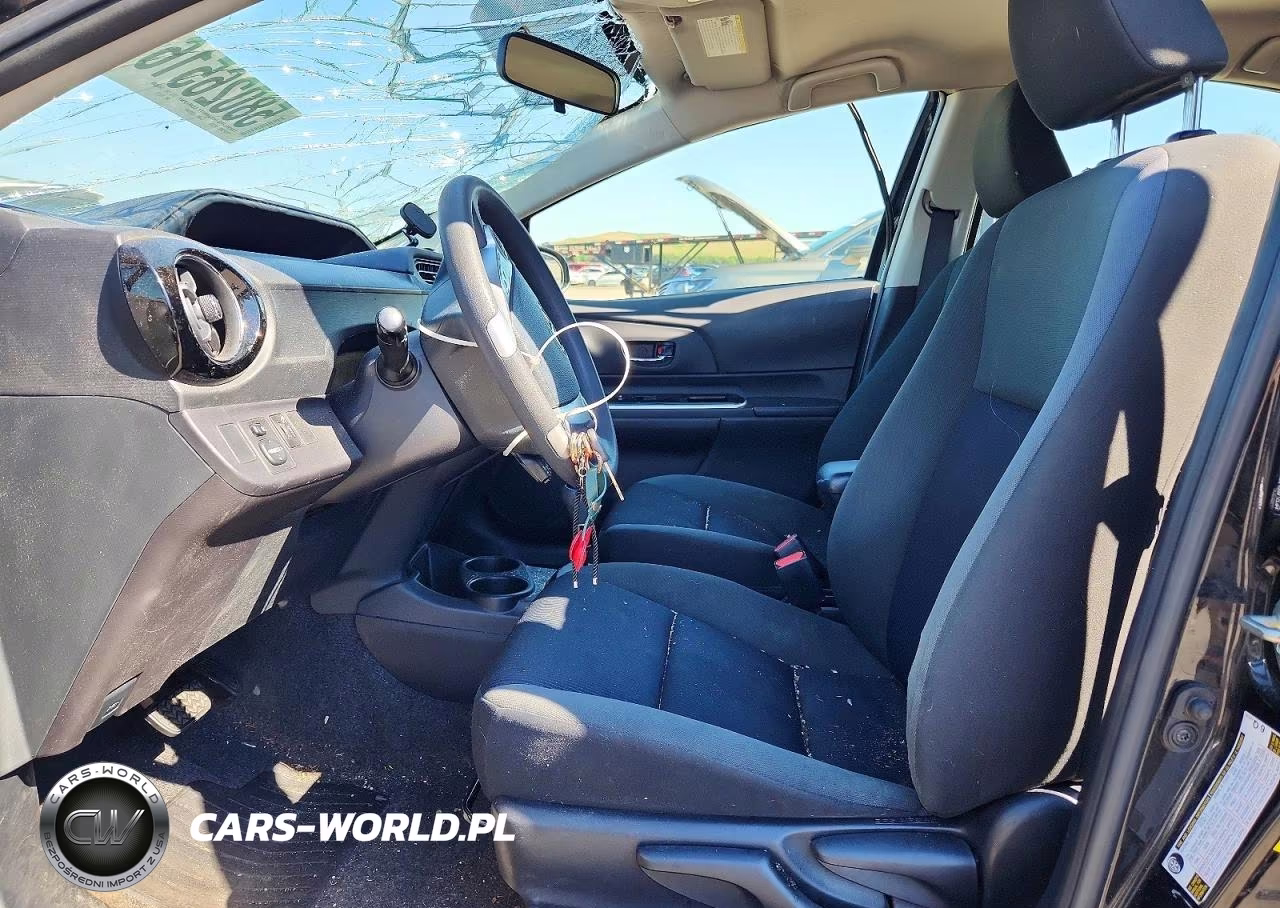 2015 Toyota Prius C Two VIN:JTDKDTB32F1104577 - 7