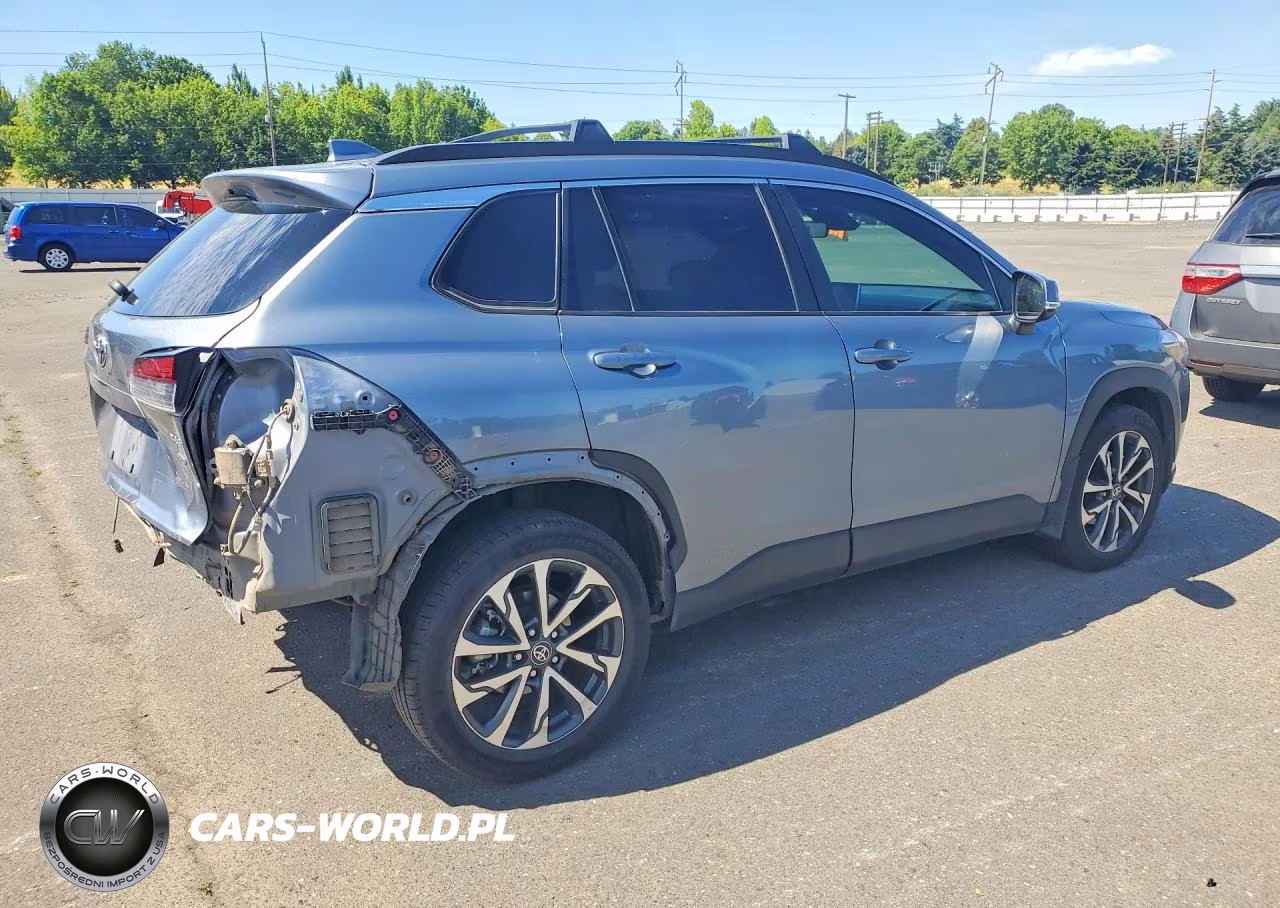 2022 Toyota Corolla Cross Xle VIN:7MUDAABG3NV021384 - 3