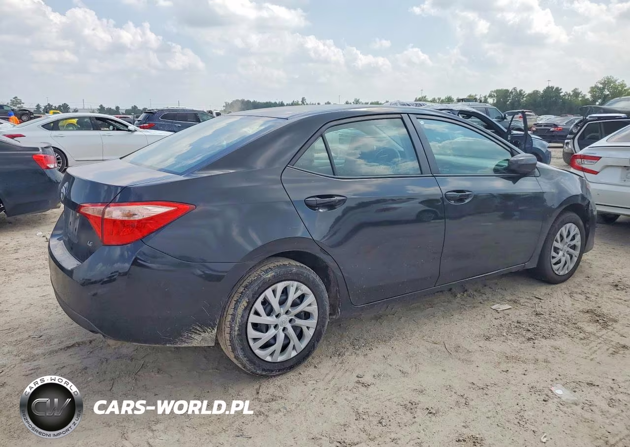 2018 Toyota Corolla Le VIN:5YFBURHE4JP810594 - 3