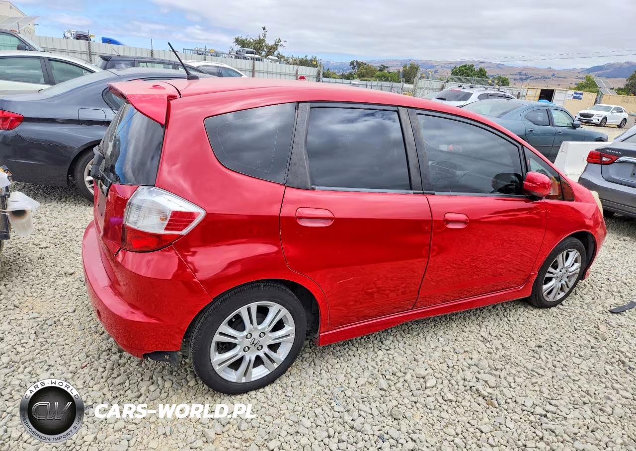 2011 Honda Fit Sport VIN:JHMGE8H57BS011405 - 3