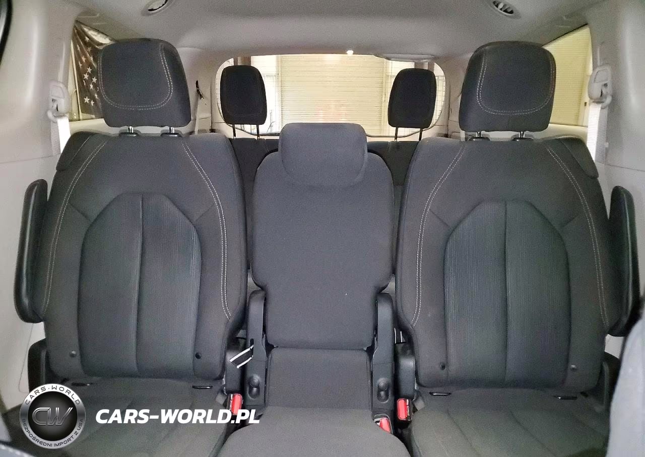 2019 Chrysler Pacifica Touring Plus VIN:2C4RC1FG0KR629873 - 10