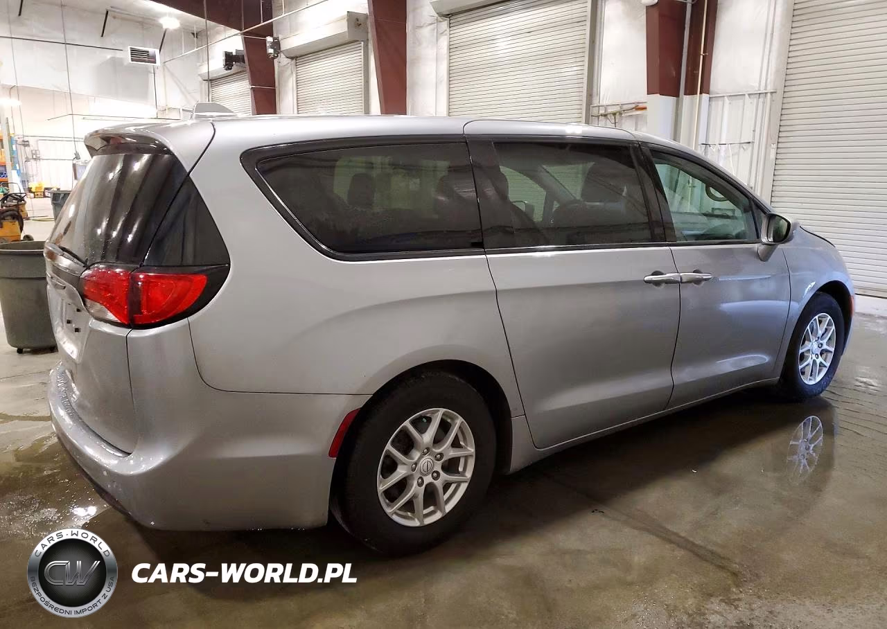 2019 Chrysler Pacifica Touring Plus VIN:2C4RC1FG0KR629873 - 3