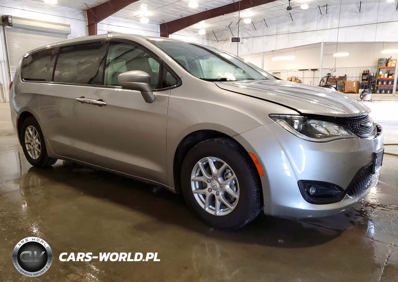 2019 Chrysler Pacifica Touring Plus VIN:2C4RC1FG0KR629873 - 4