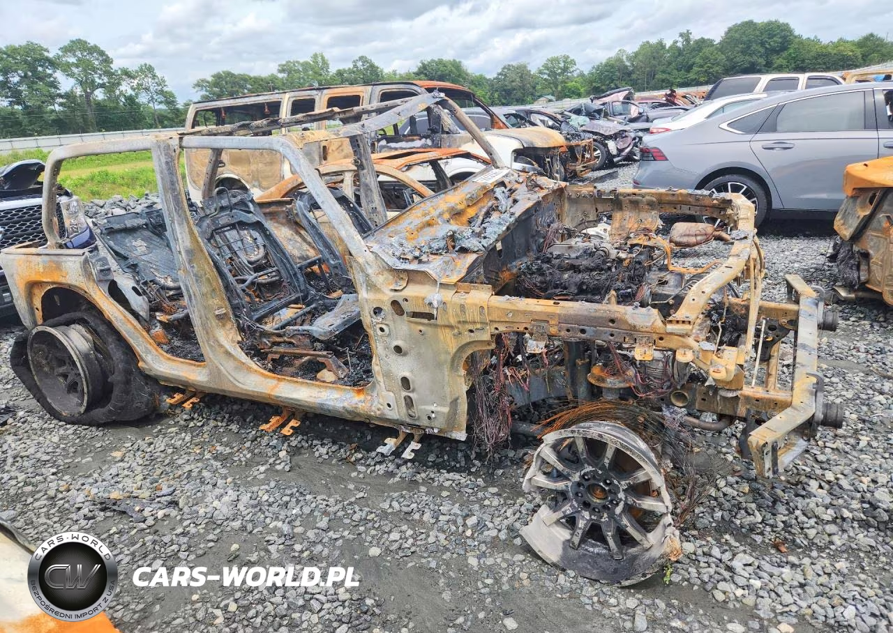2018 Jeep Wrangler Unlimited Sahara VIN:1C4HJXEN8JW215637 - 4