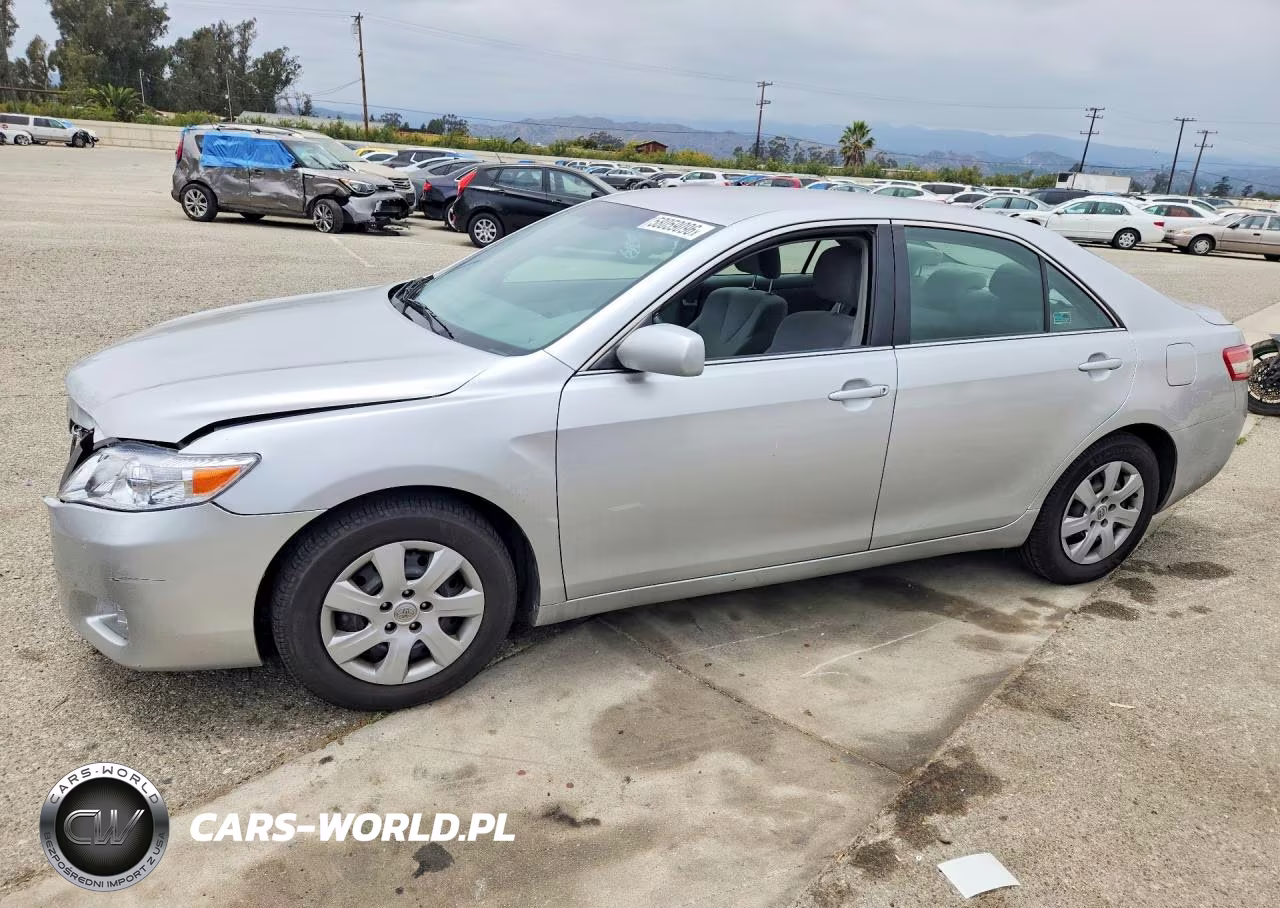 2010 Toyota Camry Le – zdjęcie 1 z 12