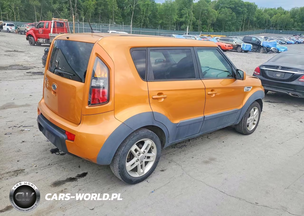 2011 Kia Soul + VIN:KNDJT2A29B7215541 - 3
