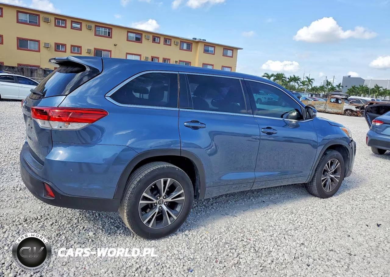 2017 Toyota Highlander Le VIN:5TDZARFHXHS032355 - 3
