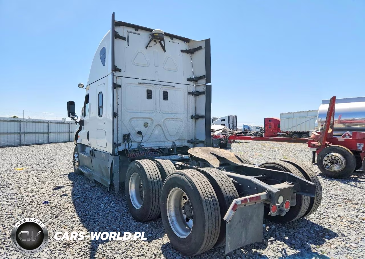 2015 Freightliner Cascadia Semi Truck VIN:3AKJGLD58FSGC6860 - 3