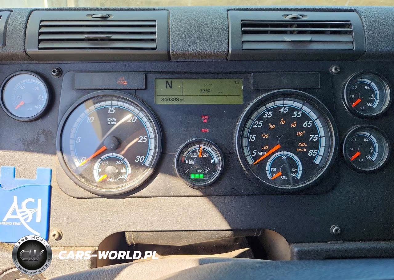 2015 Freightliner Cascadia Semi Truck VIN:3AKJGLD58FSGC6860 - 8