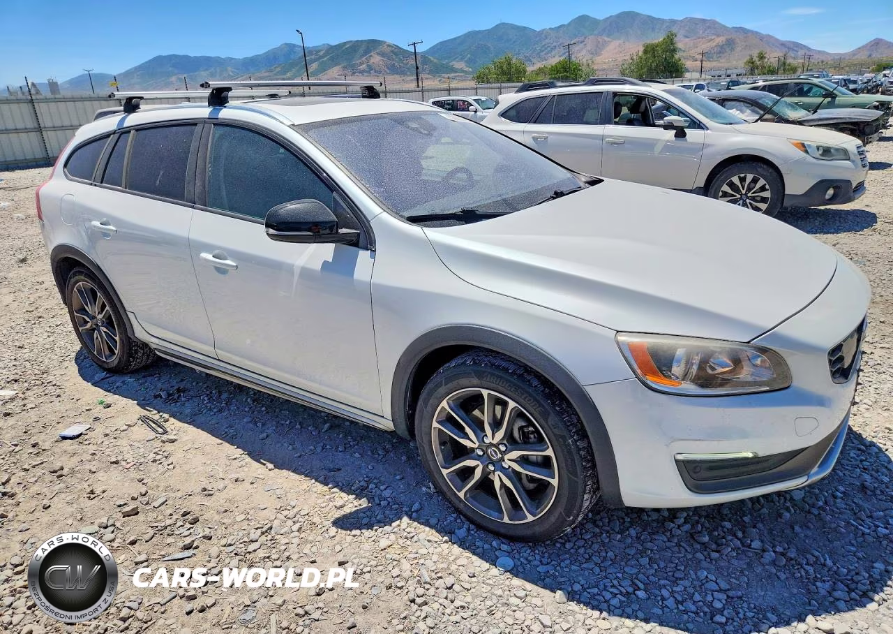 2016 Volvo V60 Cross Country Premier VIN:YV4612HK7G1003343 - 4