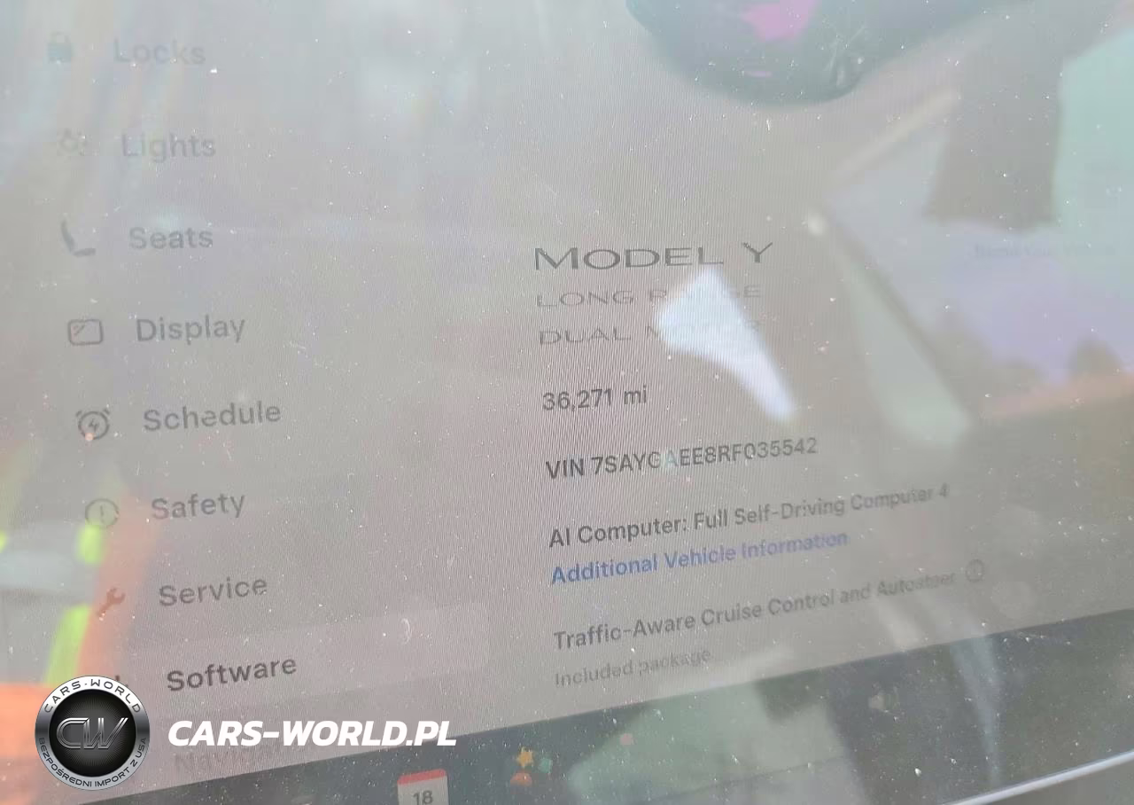 2024 Tesla Model Y VIN:7SAYGAEE8RF035542 - 9