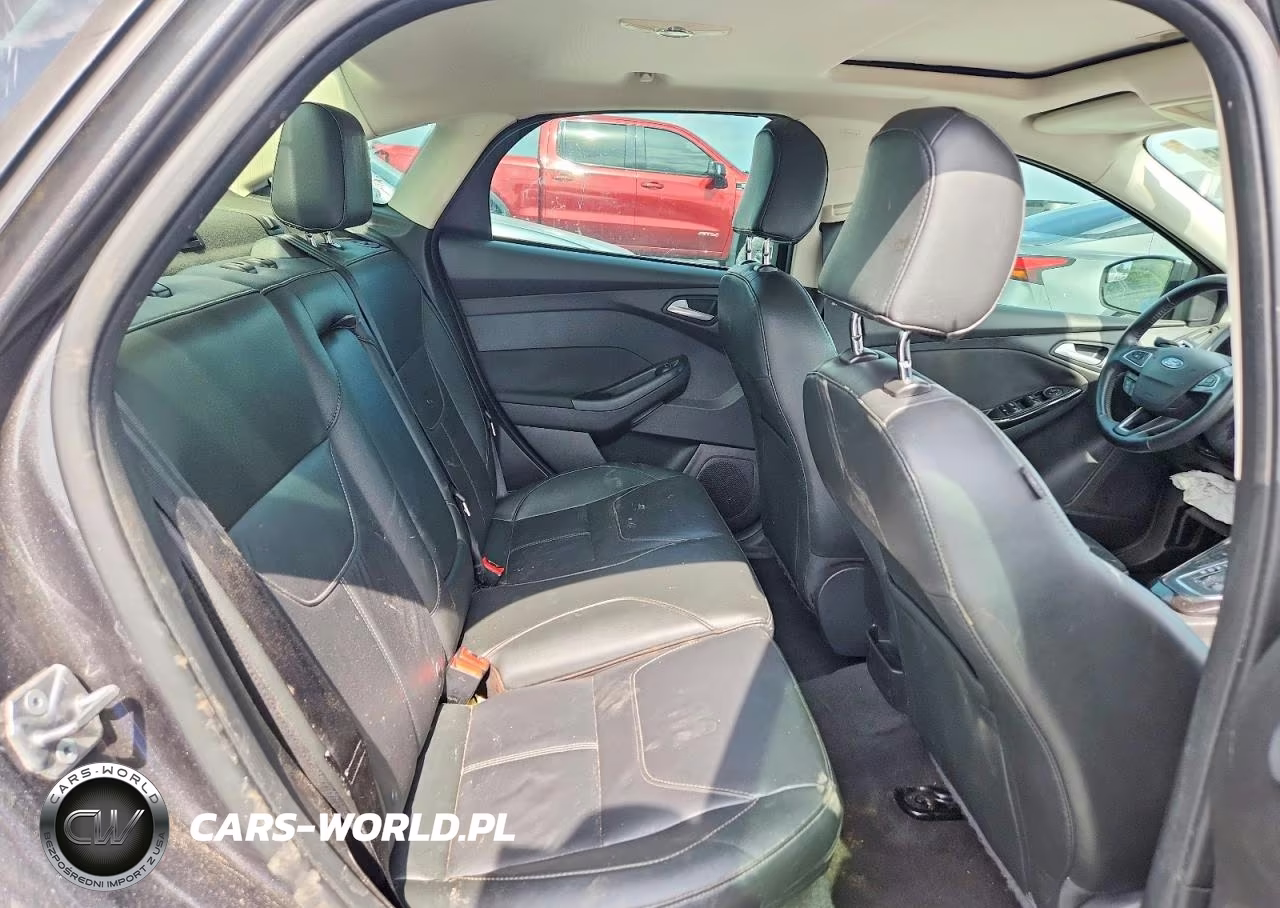 2018 Ford Focus Titanium VIN:1FADP3J24JL233013 - 10