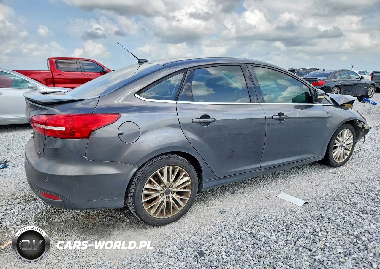 2018 Ford Focus Titanium VIN:1FADP3J24JL233013 - 3