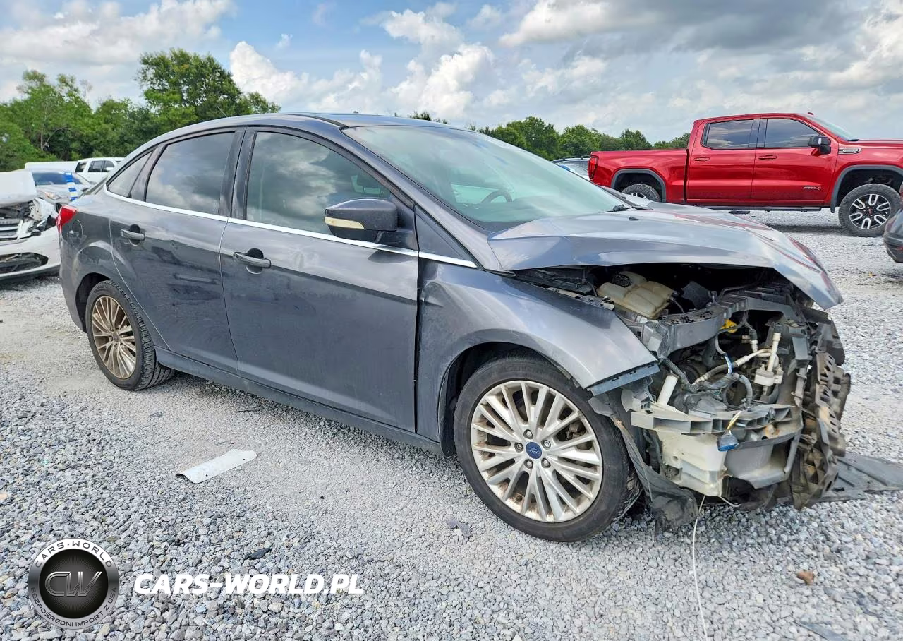 2018 Ford Focus Titanium VIN:1FADP3J24JL233013 - 4