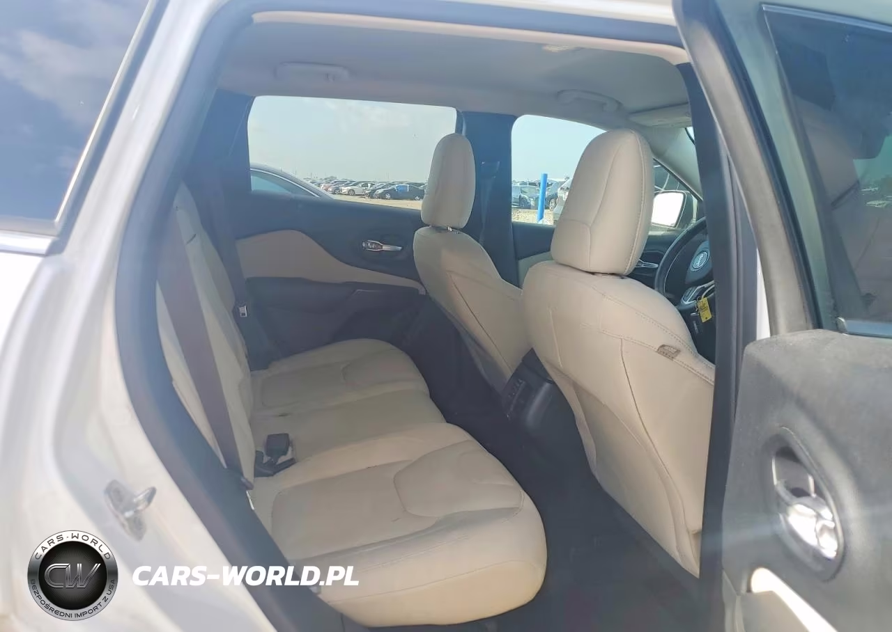 2016 Jeep Cherokee Latitude VIN:1C4PJLCSXGW160386 - 10