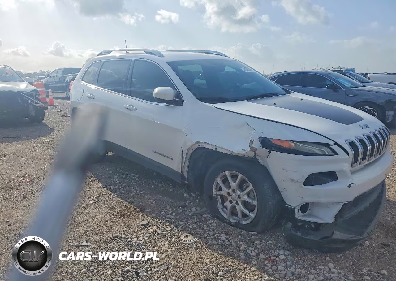 2016 Jeep Cherokee Latitude VIN:1C4PJLCSXGW160386 - 4