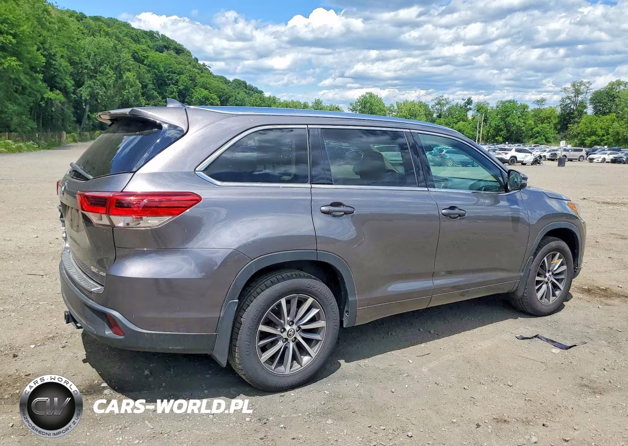 2018 Toyota Highlander Xle VIN:5TDJZRFH7JS561872 - 3