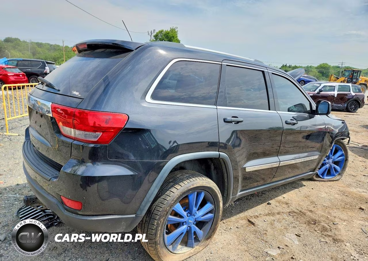 2013 Jeep Grand Cherokee Laredo VIN:1C4RJFAGXDC585662 - 3