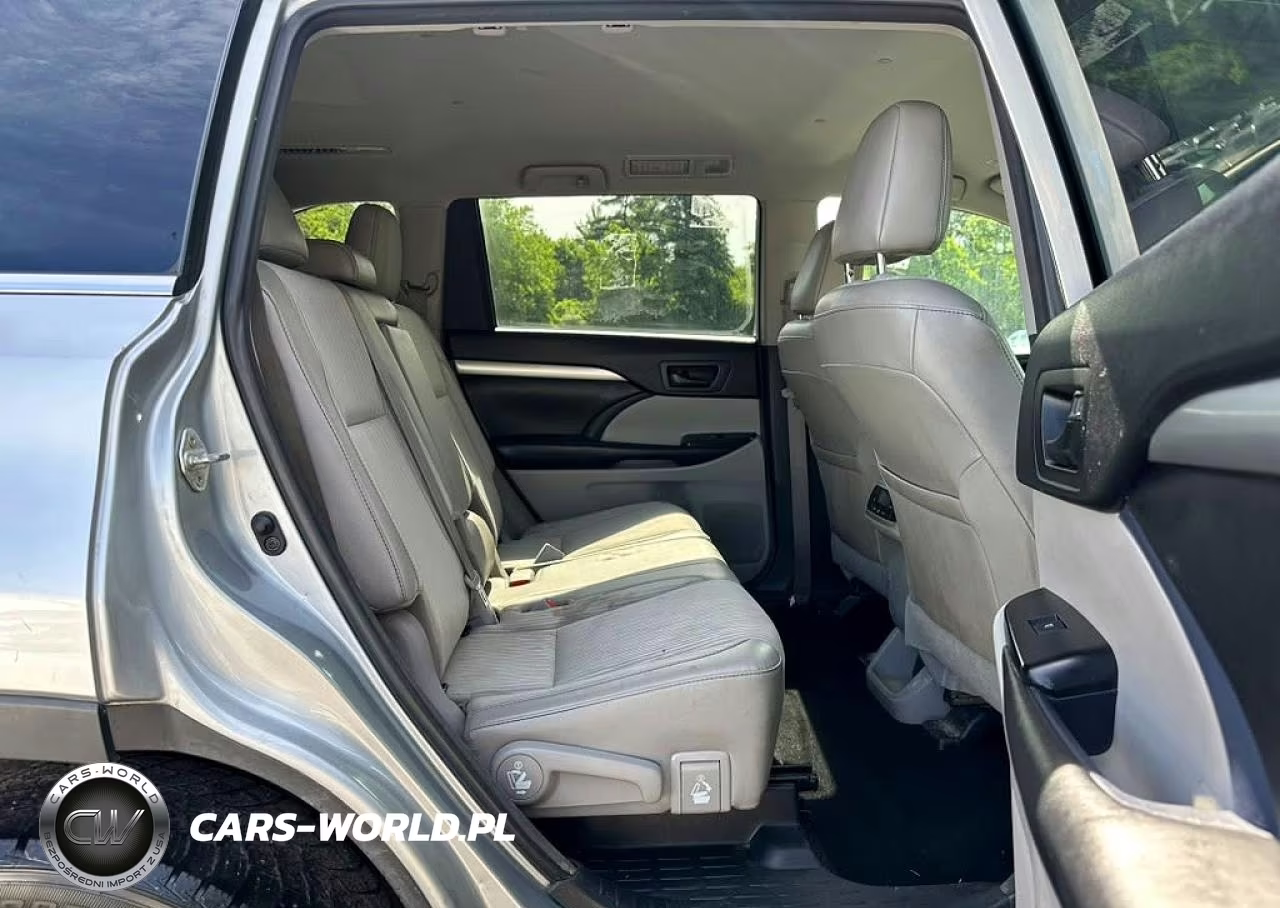 2018 Toyota Highlander Le Plus VIN:5TDBZRFH4JS906070 - 6