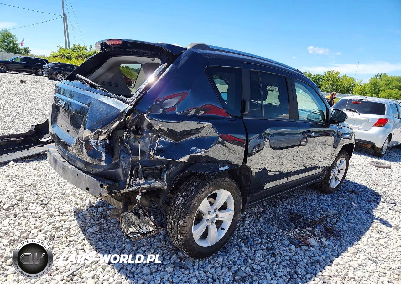 2015 Jeep Compass Latitude VIN:1C4NJDEB0FD218073 - 3