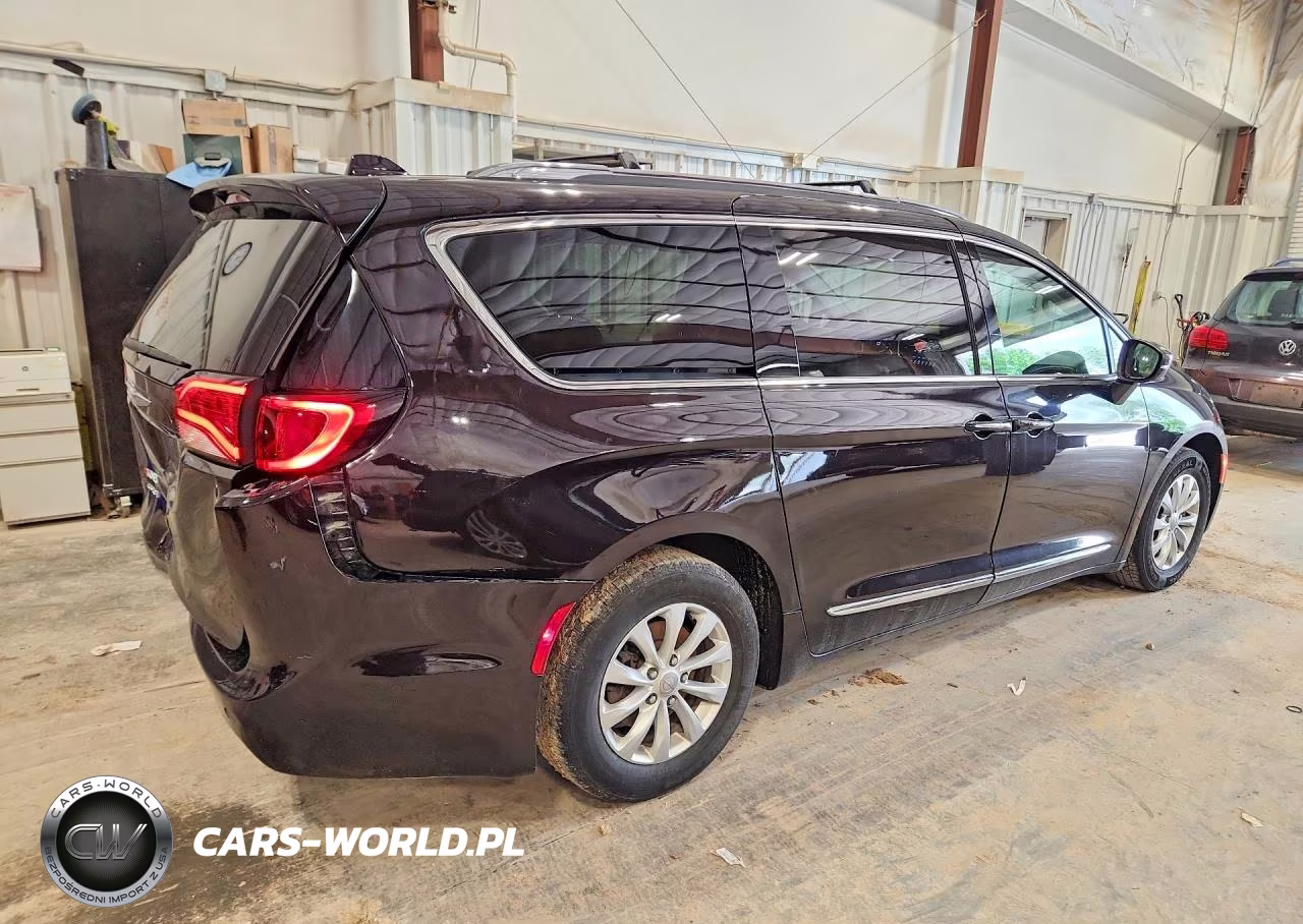 2018 Chrysler Pacifica Touring L VIN:2C4RC1BG6JR270002 - 3
