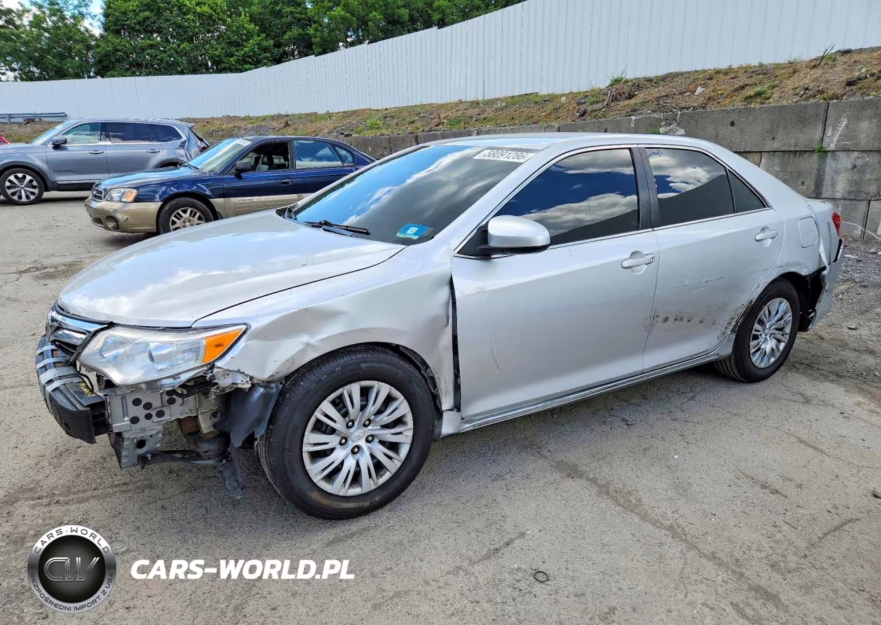 2013 Toyota Camry Le – zdjęcie 1 z 12