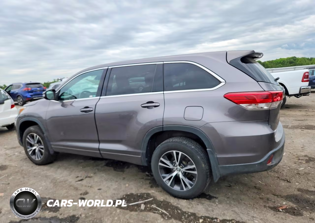 2018 Toyota Highlander Le VIN:5TDBZRFH1JS838889 - 2