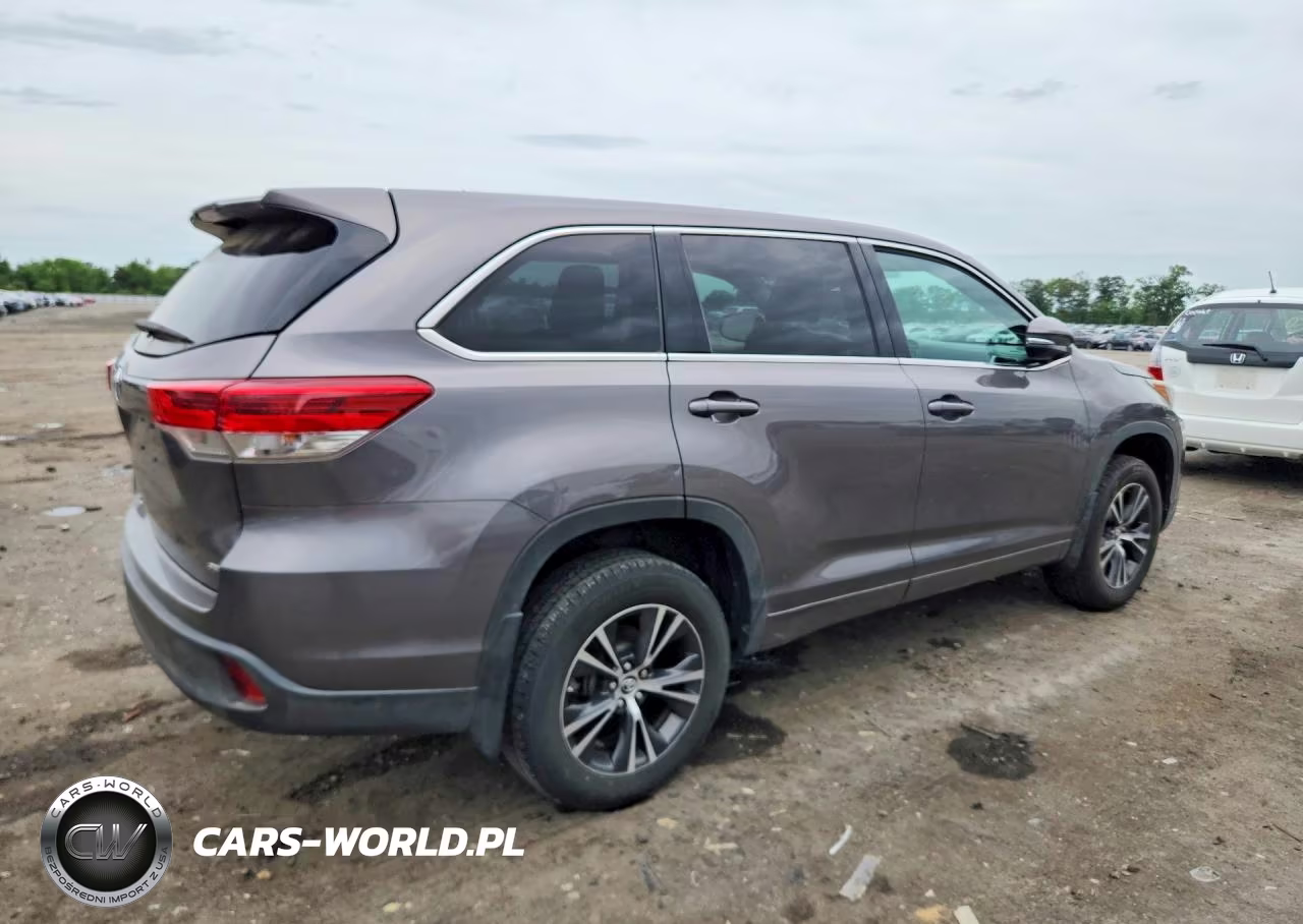 2018 Toyota Highlander Le VIN:5TDBZRFH1JS838889 - 3