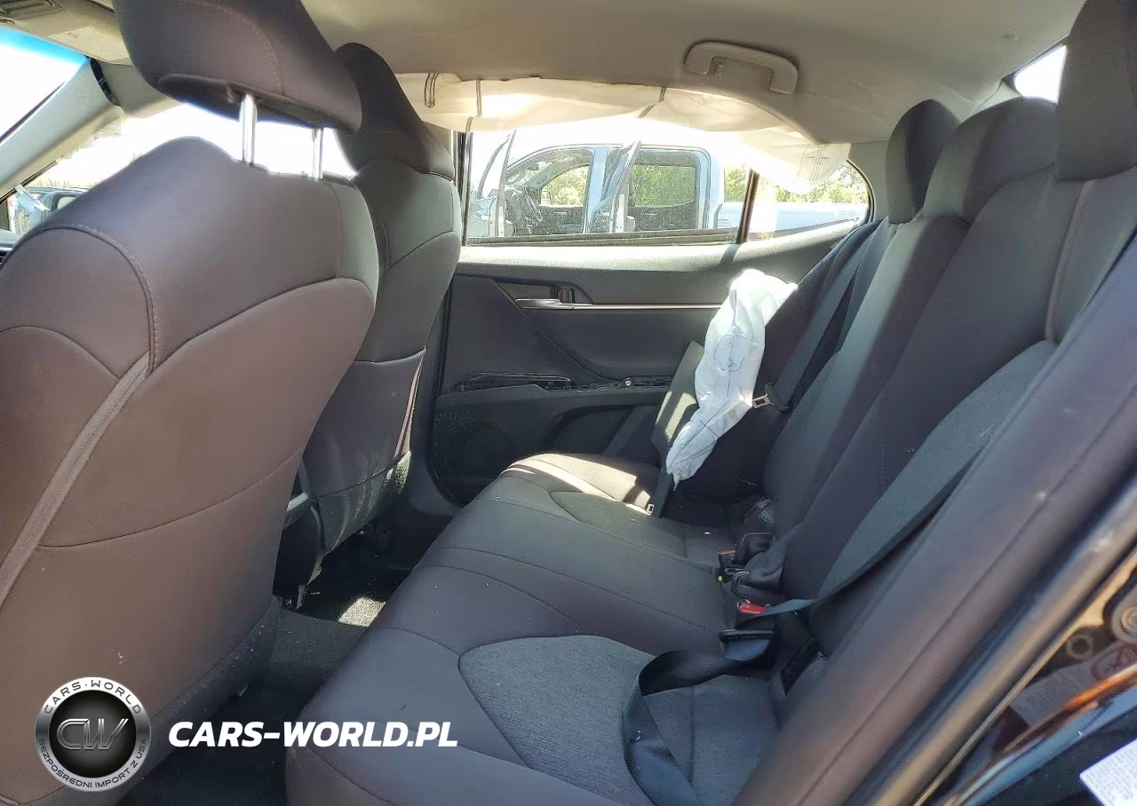 2018 Toyota Camry Le VIN:4T1B11HK8JU577074 - 10
