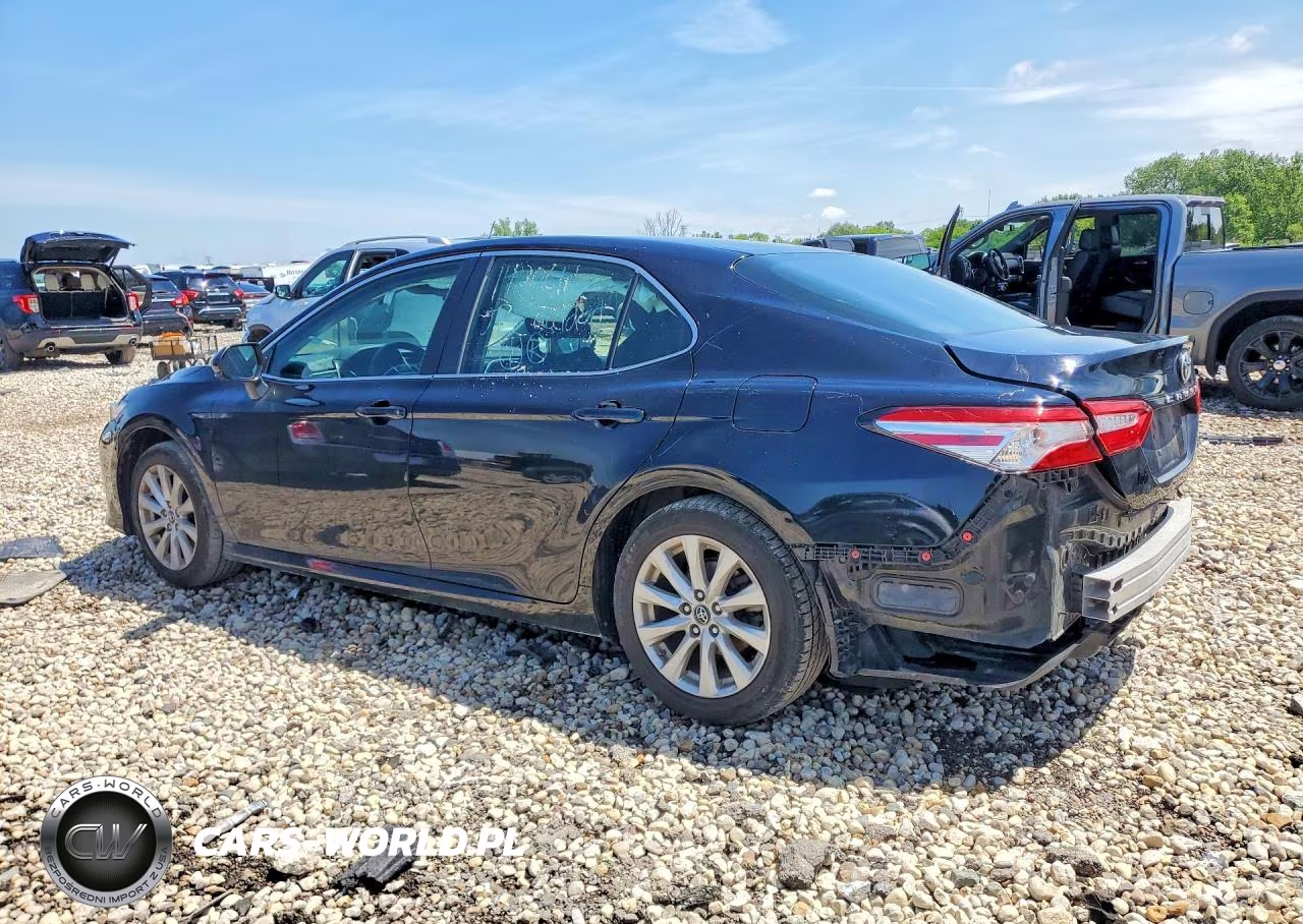 2018 Toyota Camry Le VIN:4T1B11HK8JU577074 - 2