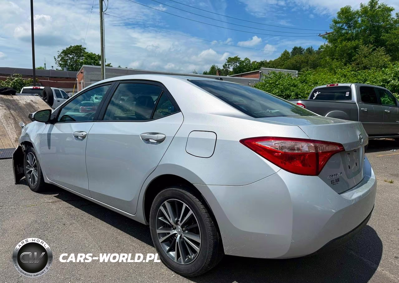 2018 Toyota Corolla Le VIN:2T1BURHE8JC993613 - 3