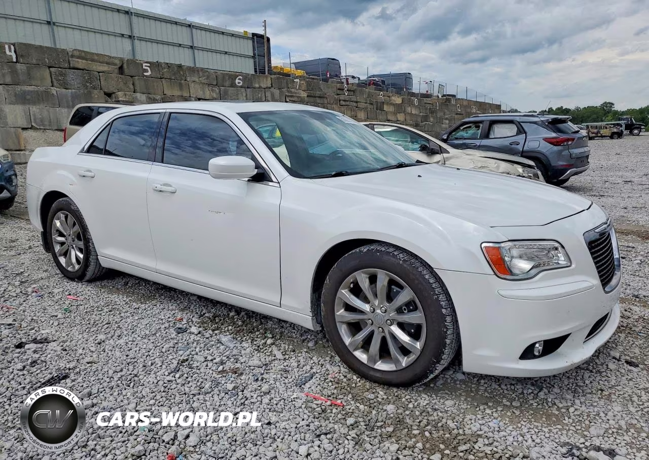 2013 Chrysler 300 VIN:2C3CCARG4DH560054 - 4